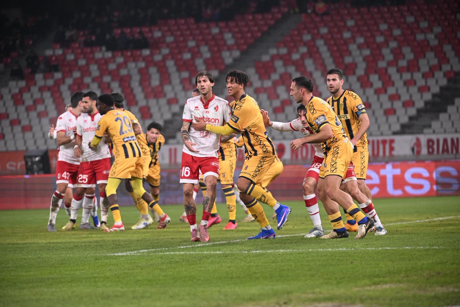 Notte Fonda al San Nicola: Il Bari Crolla Ancora in Casa contro la Juve Stabia. Vivarini esonerato?